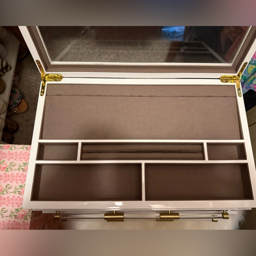 Kendra Scott Jewelry Box - Picture 4 of 7